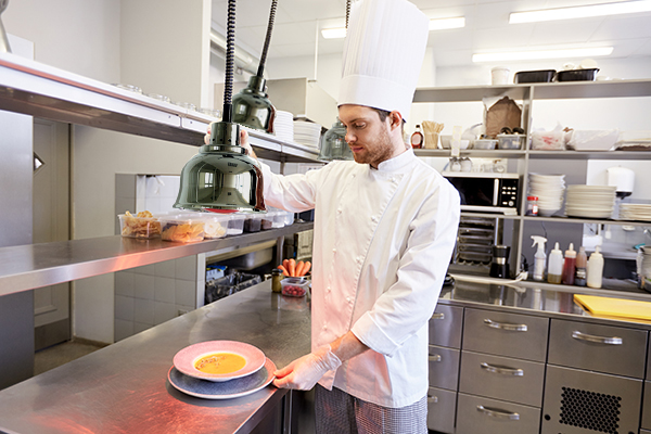 Lampe chauffante pour maintenir les plats et assiettes au chaud avant de  servir